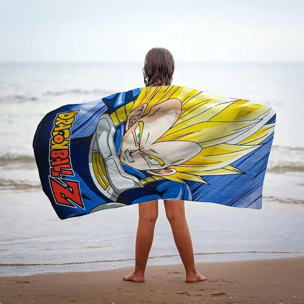 Bambino in spiaggia con telo Dragon Ball Z Vegeta, prodotto Nerdscape.