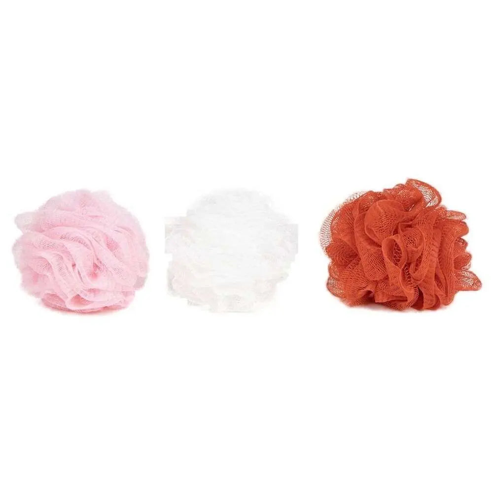 Spugne da doccia colorate rosa, bianca e arancione su sfondo bianco, accessori bagno Nerdscape