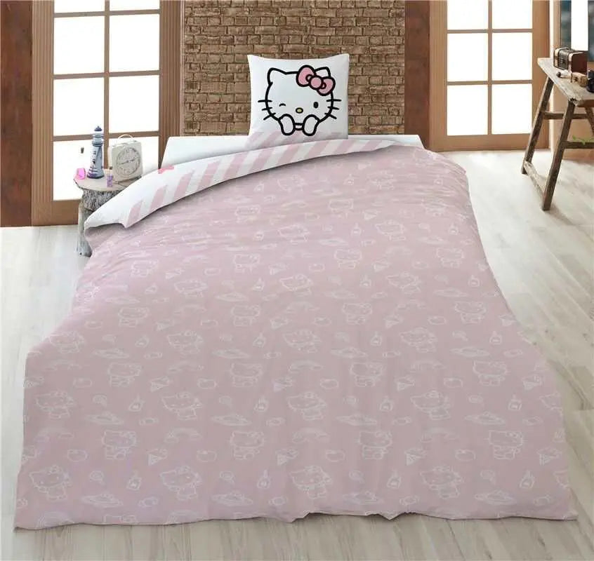 Copripiumino rosa Hello Kitty su letto singolo in camera moderna Nerdscape