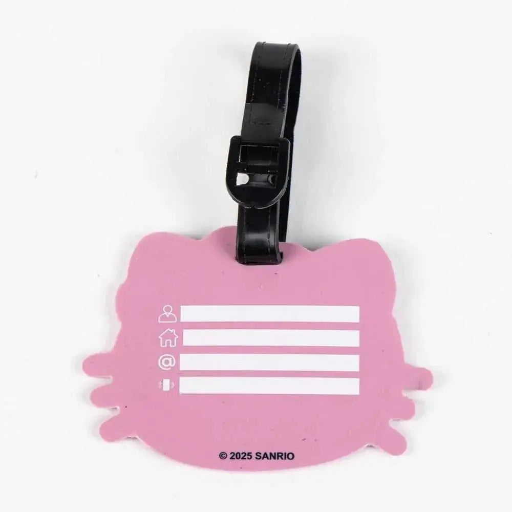 Etichetta bagaglio rosa a forma di gatto Sanrio su fondo bianco, accessorio Nerdscape