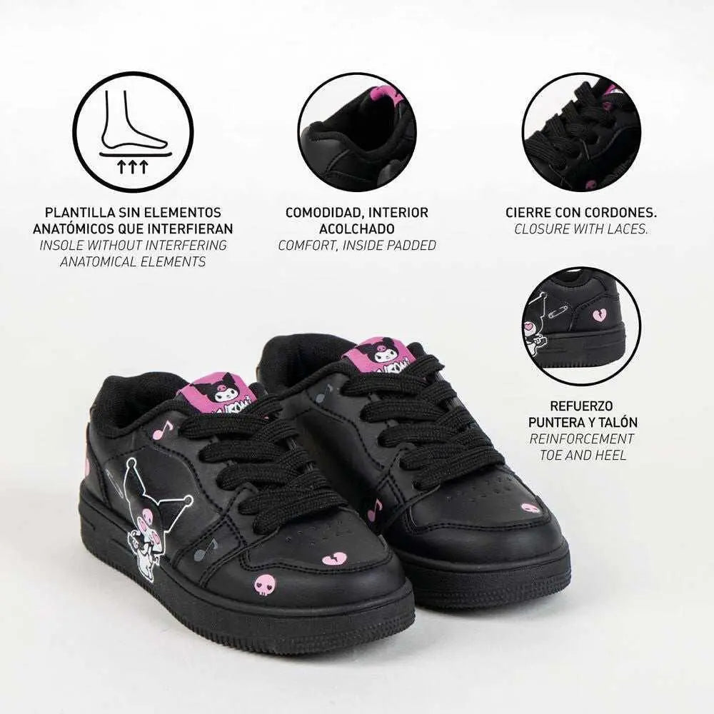 Scarpe nere Nerdscape con laccetti, dettagli Kuromi e teschi rosa, imbottite e rinforzate.
