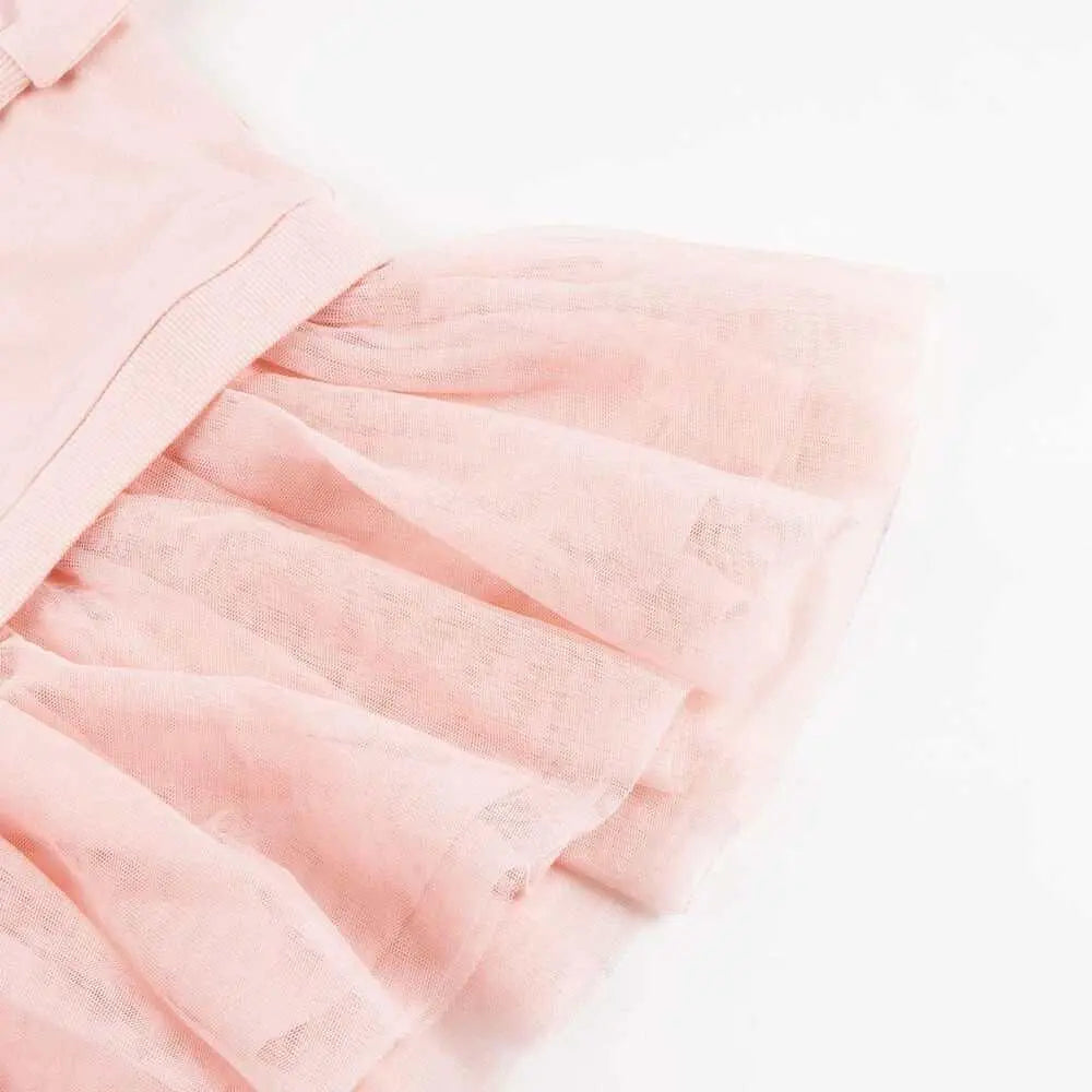 Dettaglio vestito bambina rosa in tulle, moda Nerdscape, abbigliamento elegante