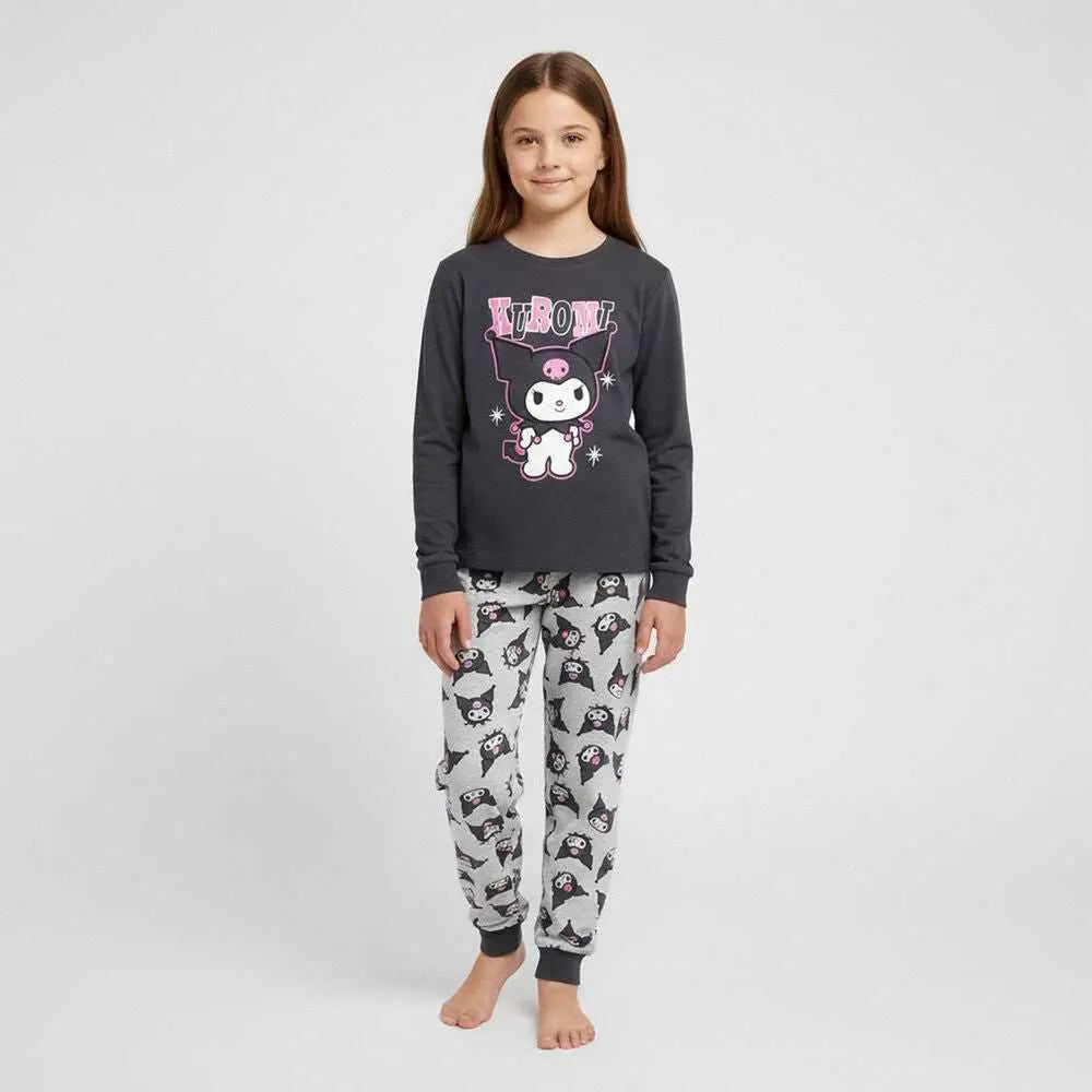 Bambina con pigiama Kuromi nero e grigio, personaggio Sanrio, sfondo bianco, Nerdscape