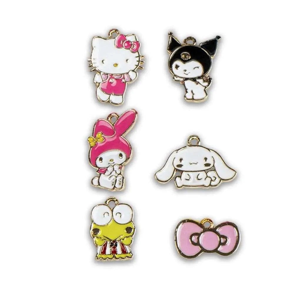 Set di ciondoli personaggi kawaii in metallo smaltato su sfondo bianco, Nerdscape accessori.