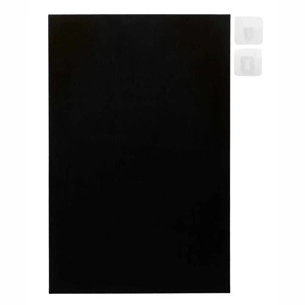 Tappetino nero rettangolare da parete Nerdscape con due ganci adesivi, sfondo bianco.