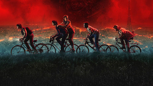 Ragazzi in bicicletta su sfondo rosso, scena iconica Stranger Things su Nerdscape