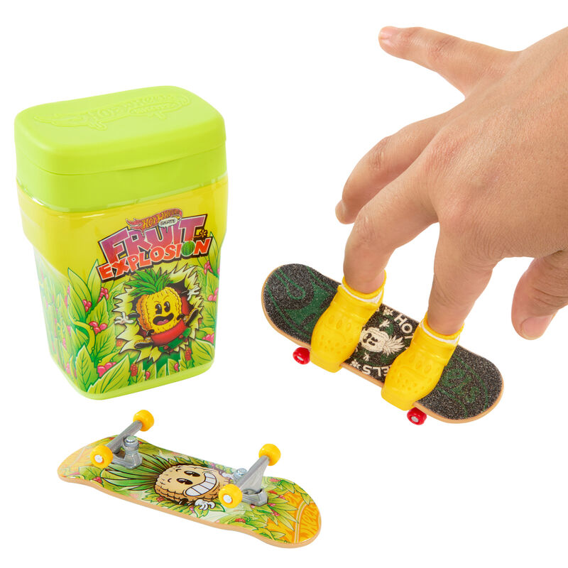 Hot Wheels Skate box of chewing gum + 2 assorted skateboards Nerdscape