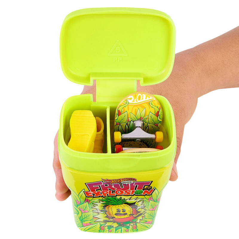 Hot Wheels Skate box of chewing gum + 2 assorted skateboards Nerdscape