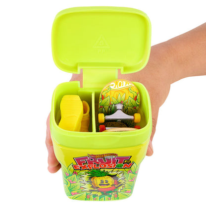 Hot Wheels Skate box of chewing gum + 2 assorted skateboards Nerdscape