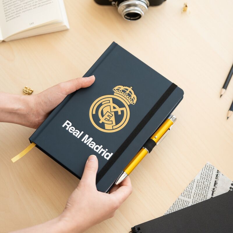 Real Madrid Notebook A5 Premium con Penna Proiettore Stemma - Hard Cover, Elastico, 96 Fogli Puntinati - Nerdscape Nerdscape