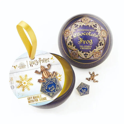Harry Potter Chocolate Frog Pin + Christmas Ball - Figura da Collezione - Nerdscape Nerdscape