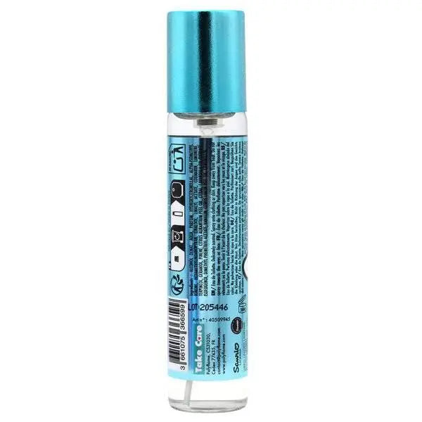 Flacone spray trasparente con tappo azzurro metallizzato e etichetta blu, su sfondo bianco, Nerdscape.