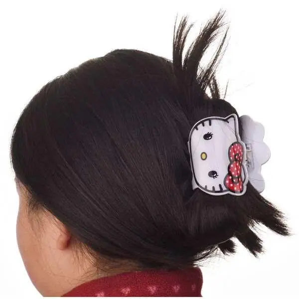 Fermaglio capelli Hello Kitty su capelli neri, accessorio nerd su Nerdscape