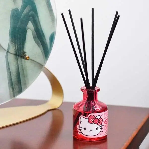 Diffusore ambiente rosa Hello Kitty su tavolo moderno, prodotto decorativo Nerdscape