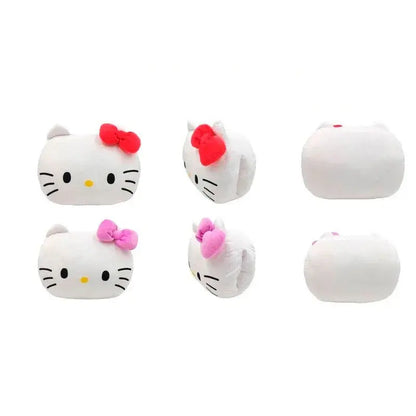 Cuscino peluche Nerdscape, design ispirato a gattina kawaii con fiocco rosso o rosa.