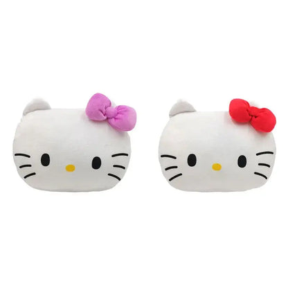 Cuscini peluche Nerdscape a forma di gatto kawaii con fiocco rosa e rosso, fondo bianco.
