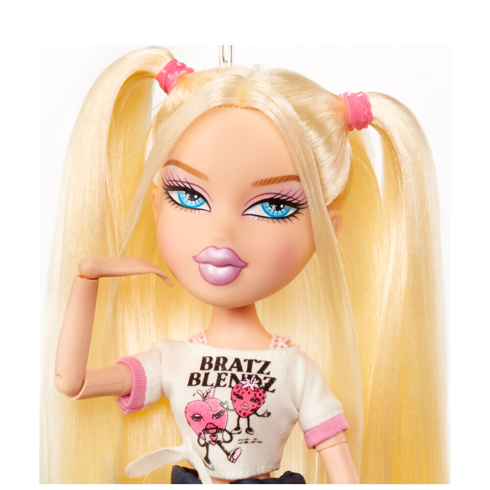 Bratz Stylin Cloe doll + t-shirt Nerdscape