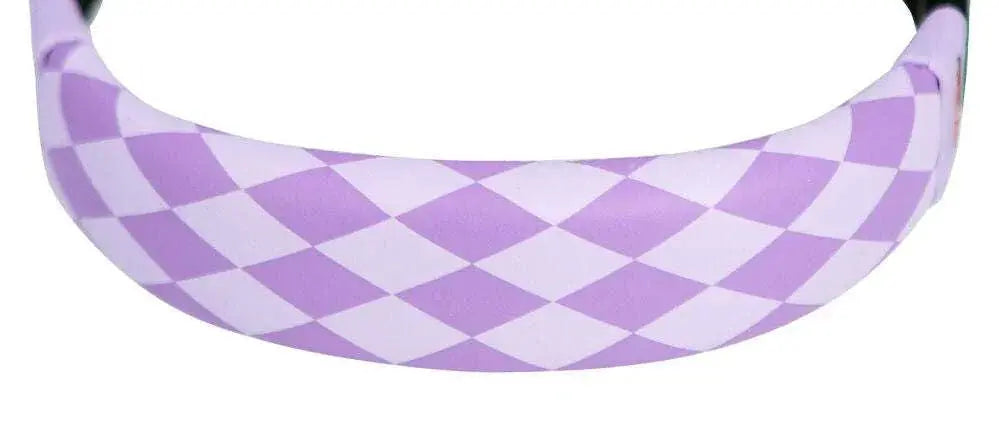 Dettaglio di fascia per capelli viola con motivo a rombi, accessorio Nerdscape