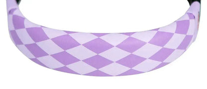 Dettaglio di fascia per capelli viola con motivo a rombi, accessorio Nerdscape