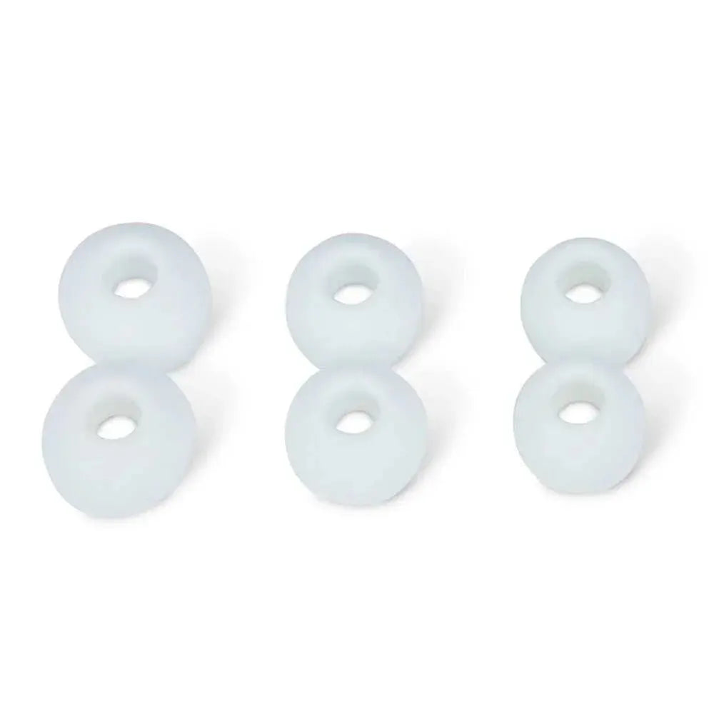 Set di sei gommini bianchi per auricolari su fondo bianco, accessori Nerdscape