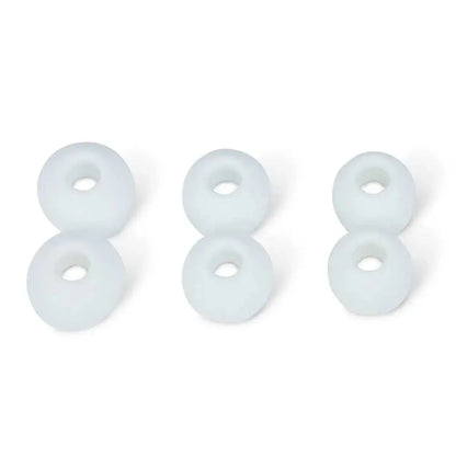Set di sei gommini bianchi per auricolari su fondo bianco, accessori Nerdscape