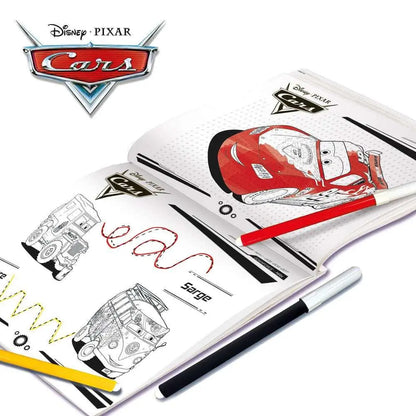 Libro da colorare Disney Pixar Cars con matite rosse, gialle e nere, tema Lightning McQueen, Nerdscape.