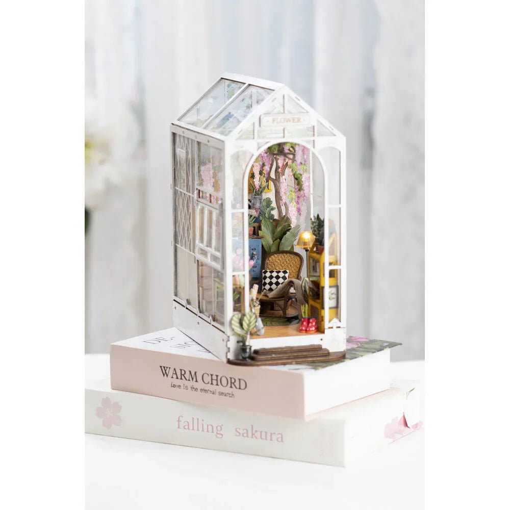 Flower House Bookend model 240pcs Nerdscape