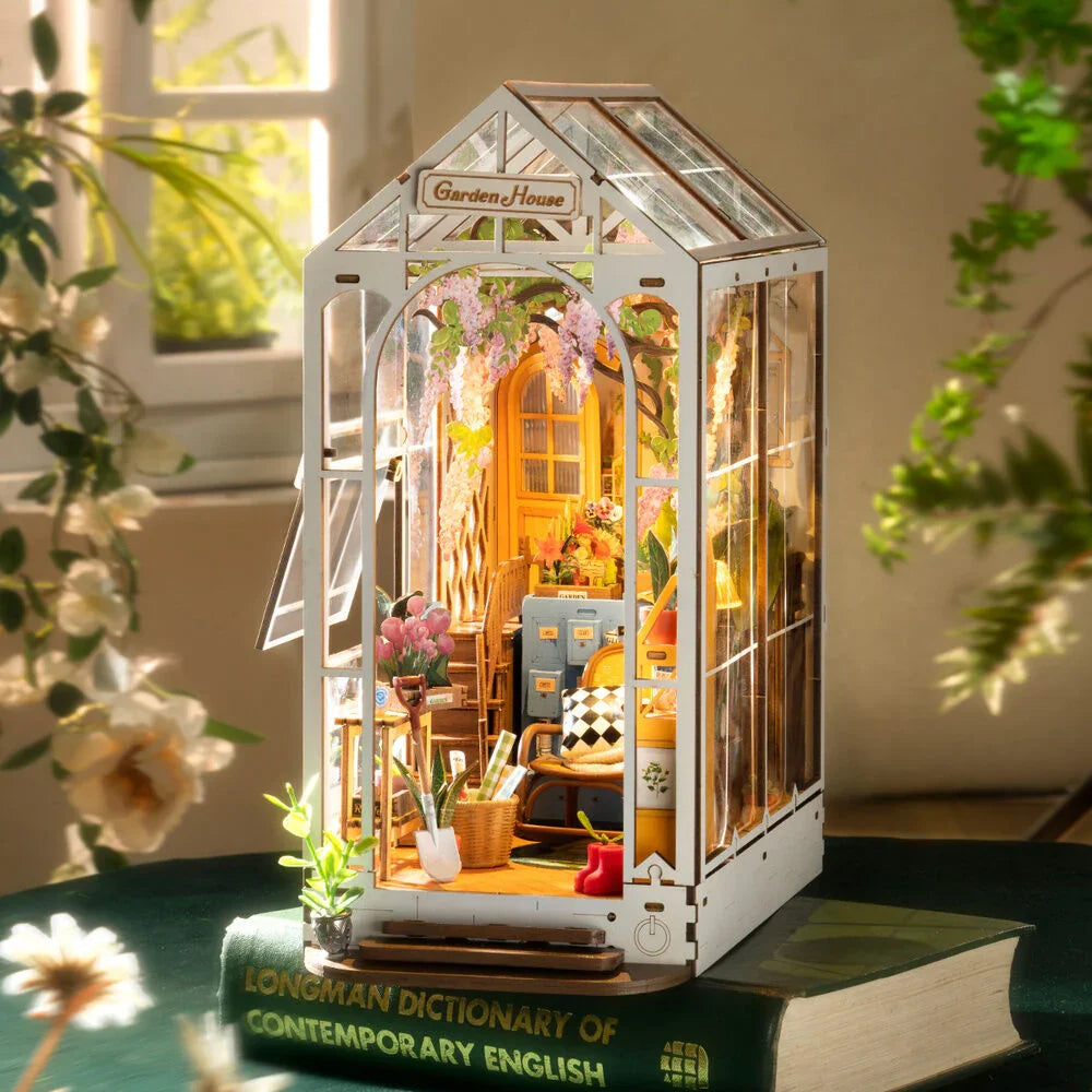 Flower House Bookend model 240pcs Nerdscape