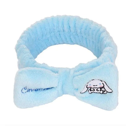 Cerchietto azzurro in peluche con fiocco e ricamo coniglio Cinnamoroll, accessorio Nerdscape