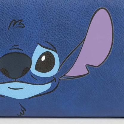dettaglio primo piano di Stitch su portafoglio blu Nerdscape, accessorio geek