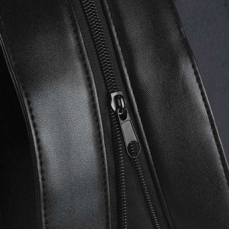 Dettaglio zip su zaino in ecopelle nera, accessorio Nerdscape elegante e resistente.