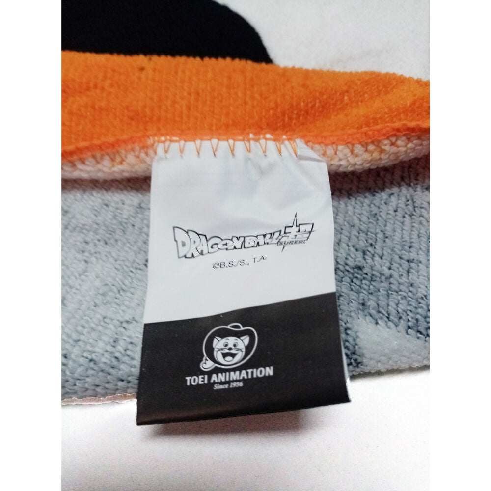 Etichetta Dragon Ball Super Toei Animation su tessuto colorato, merchandising Nerdscape.