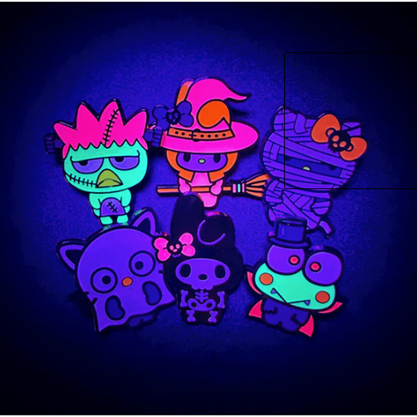 Loungefly Assortiment de pins émaillés en boîte surprise Sanrio Hello Kitty Halloween