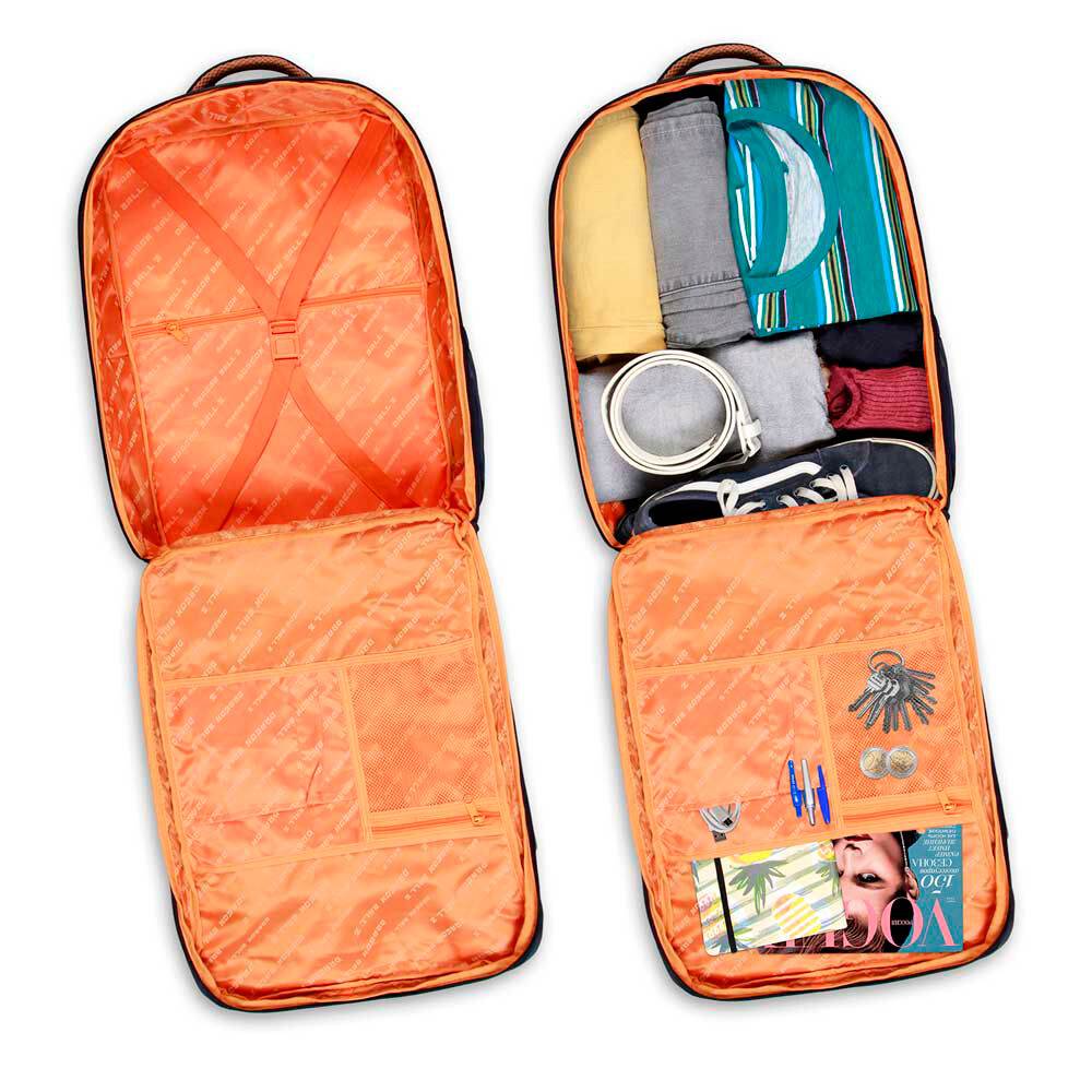 Organizer da viaggio arancione aperto, con abbigliamento, scarpe e accessori, su Nerdscape