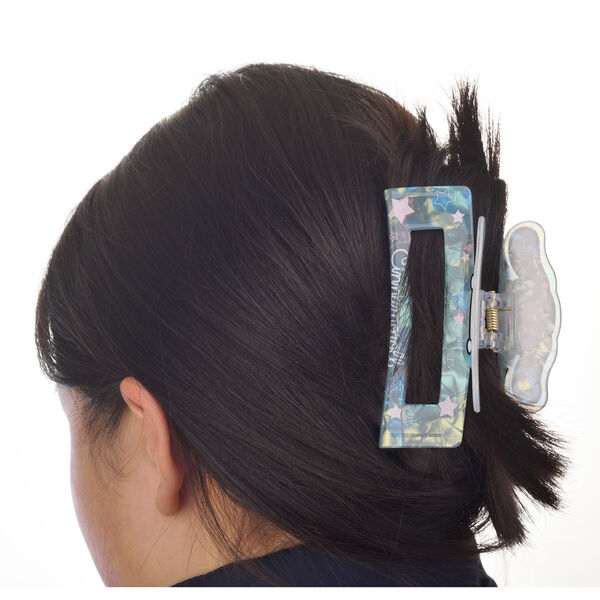 Fermaglio rettangolare con fantasie colorate sui capelli castani, accessorio moda Nerdscape