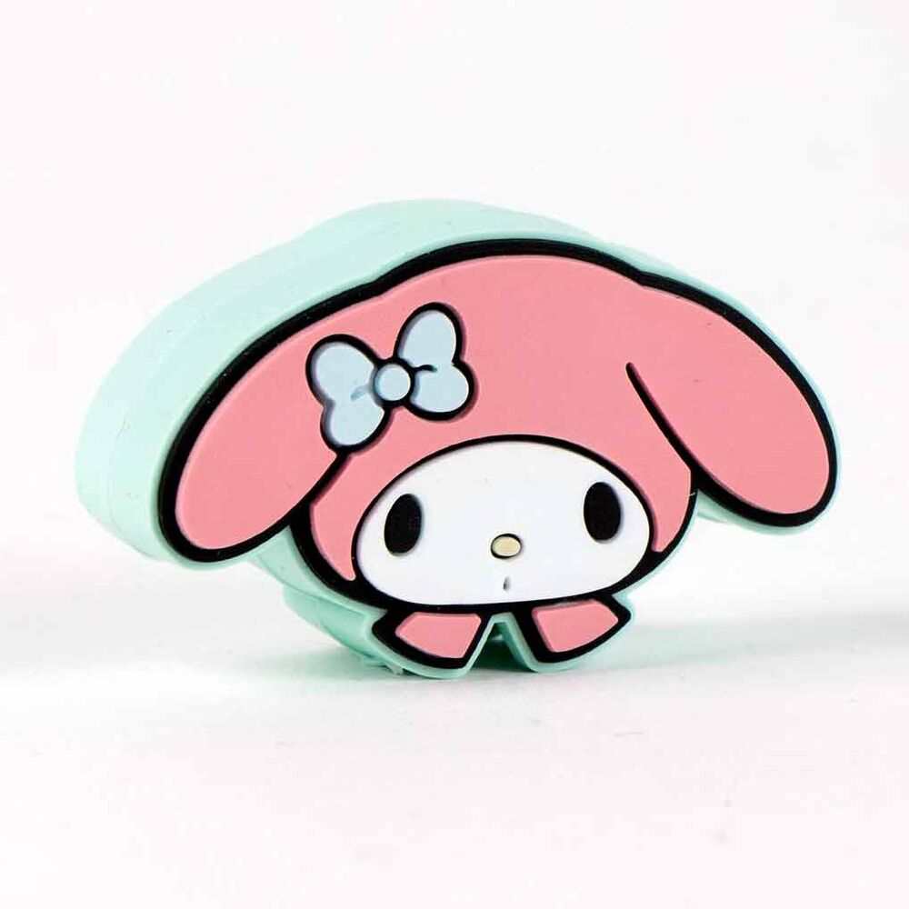 Gadget My Melody kawaii, con faccina bianca, orecchie rosa e fiocco azzurro, su fondo bianco.