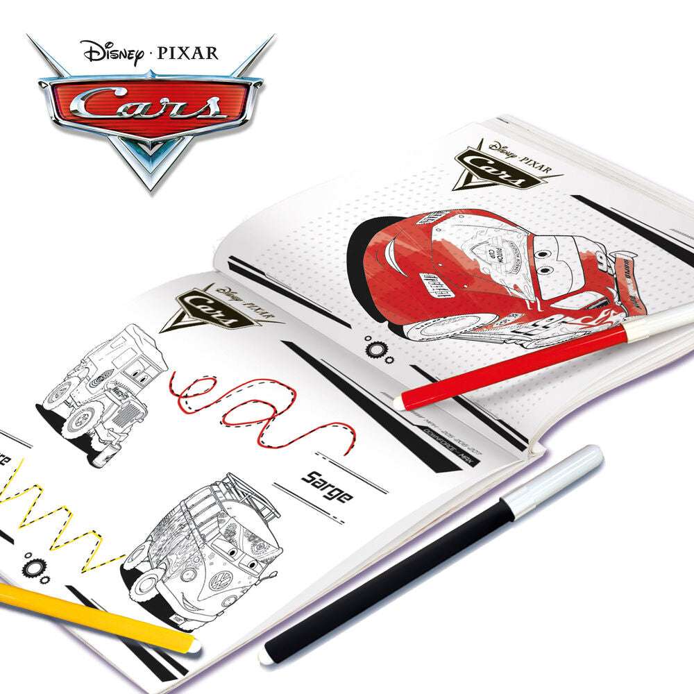 Libro da colorare Disney Pixar Cars con matite rosse, gialle e nere, tema Lightning McQueen, Nerdscape.