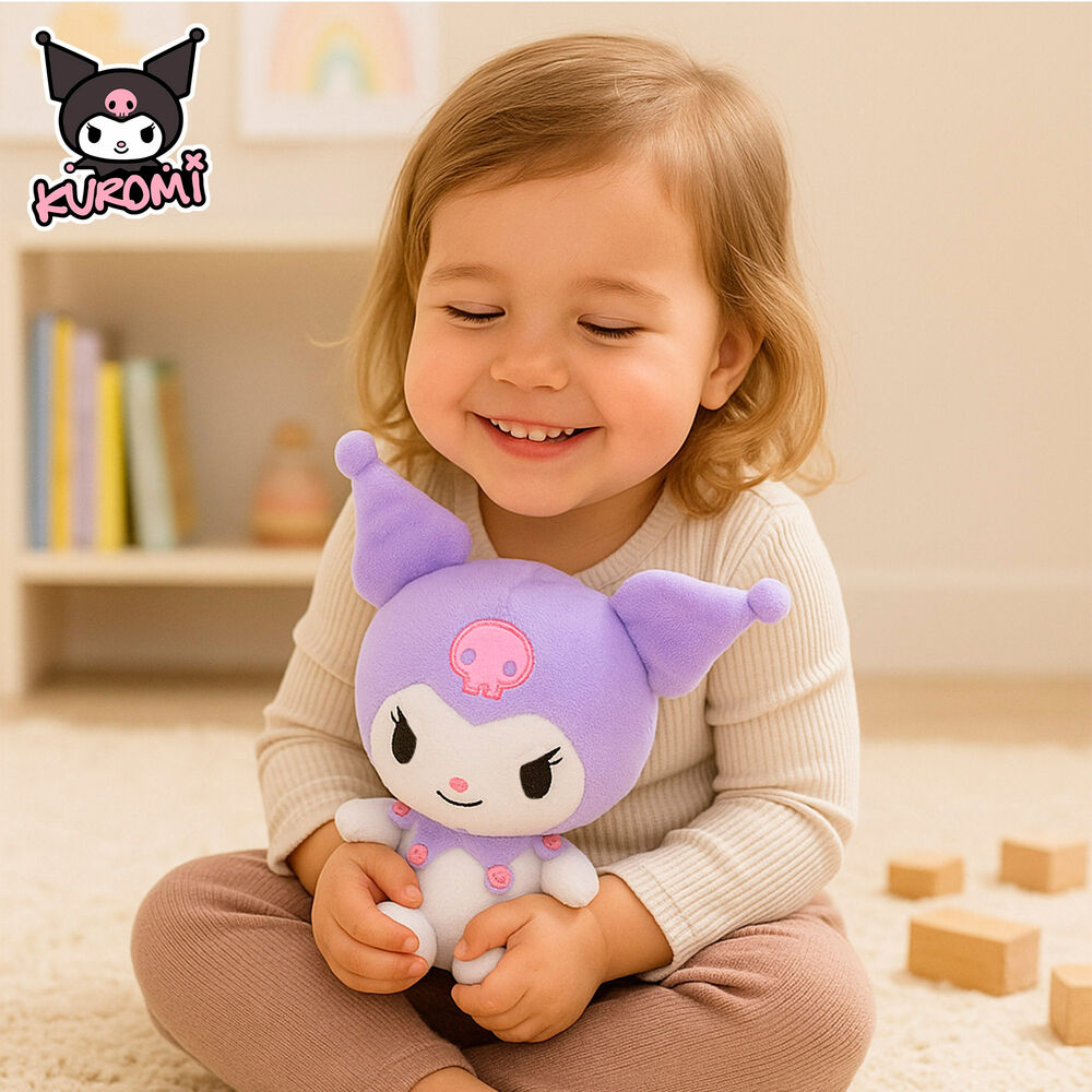 Bambina sorride mentre abbraccia peluche Kuromi viola, giocattolo nerd su sfondo domestico.