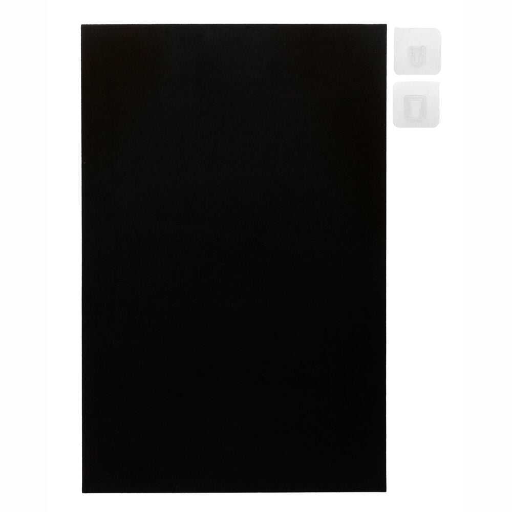 Tappetino nero rettangolare da parete Nerdscape con due ganci adesivi, sfondo bianco.